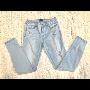 Women’s light wash jeans